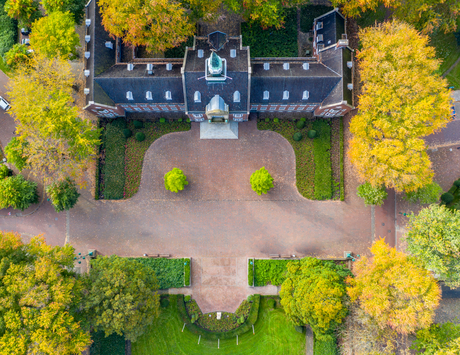 Glimlach van oude raadhuis voor de herfstkleuren