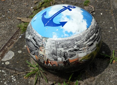 P1290227   Maassluis  Kunstbolder nabij de Werf De Haas   op 18 juli 2025  