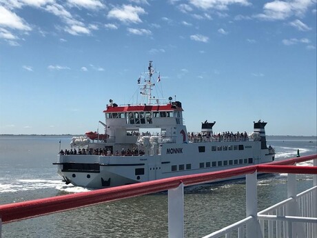 Volle ferry - De Monnik richting Schiermonnikoog