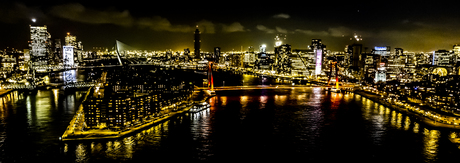 Skyline Rotterdam bij nacht