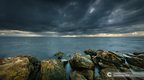 Dreigende wolkenluchten boven het Ijsselmeer