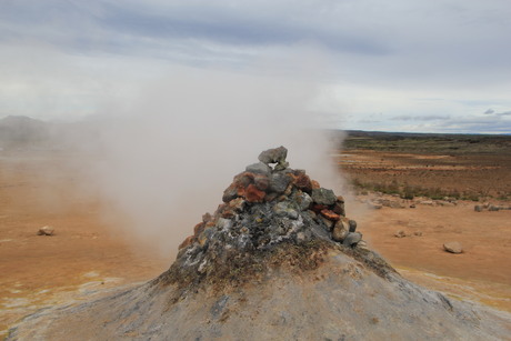 rokende stenen in oker landschap