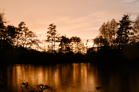 Herfstachtige zonsondergang 