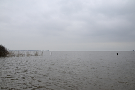 IJsselmeer op een grijze dag