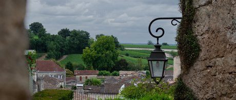 Oude zwart lantaarn met groene omheining in Saint-Émilion