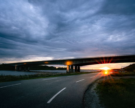 Zonsondergang na een dag bewolking 