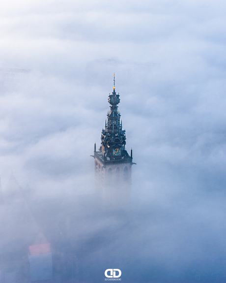 Stevenskerk Nijmegen met de toren door de mist 