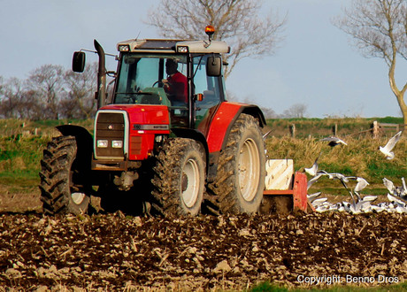 Tracktor aan het frezen