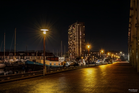 Stedelijke nacht over de Reitdiephaven.