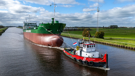sleepboot met nieuwbouw schip