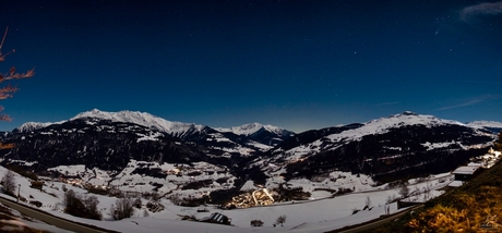 Wintervallei bij Nacht