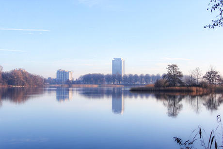 Spiegeling van het provinciehuis van Noord - Brabant
