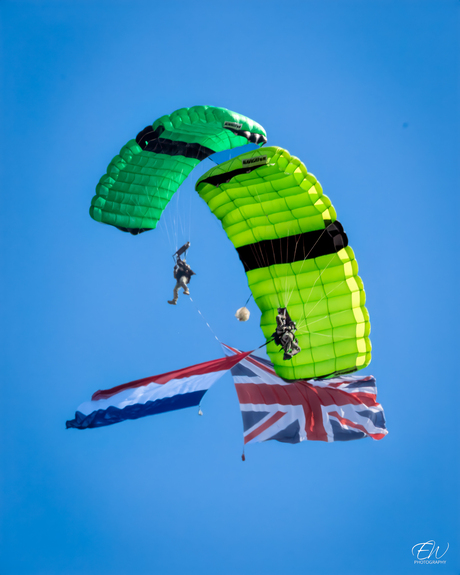 Vrije val Luchtmobiele brigade met ceremoniële vlaggen