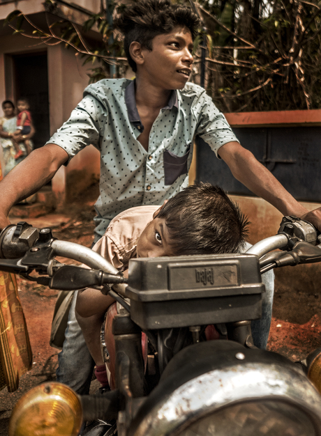 Kinderen op motorfiets in Zuid-India