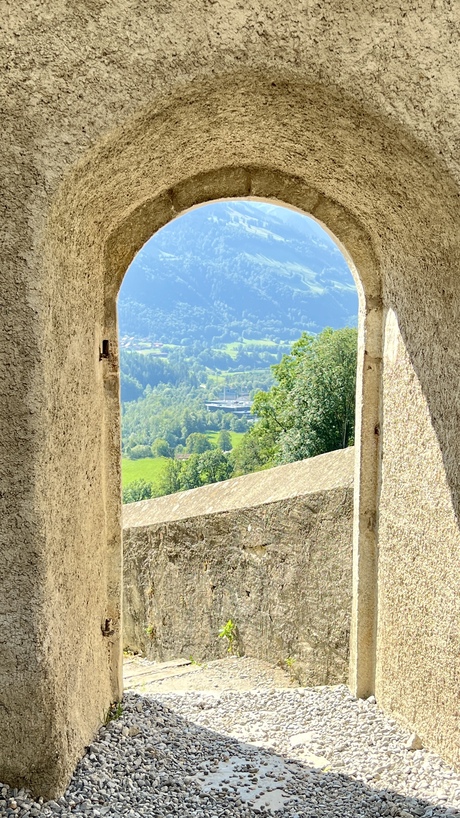 Doorkijkje in Gruyeres Zwitserland