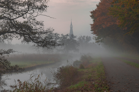 Mistige Ochtend met Zicht op Urbanuskerk