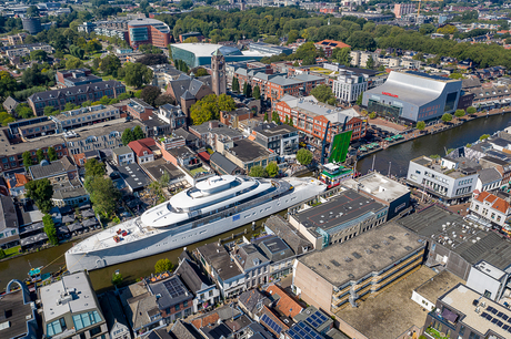 Megajacht wurmt zich door Alphen