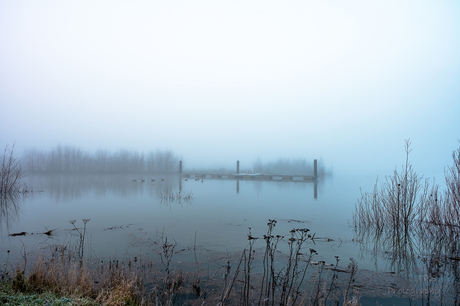 aanlegsteiger in de mist