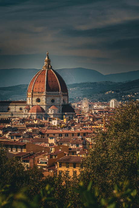 Florence onder een dramatische hemel — de Duomo overheerst