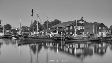 De haven van Elburg in zwart-wit