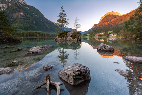 Op een vroege ochtend aan de Hintersee