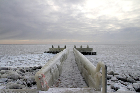 Winter op de Afsluitdijk bij het monument.