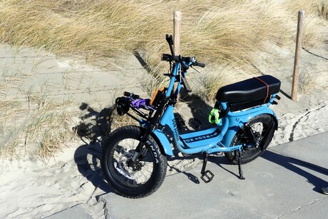 P1270355   Apart vervoermiddel  nabij  Strandopgang  Arends duin  op 28 feb 2025  