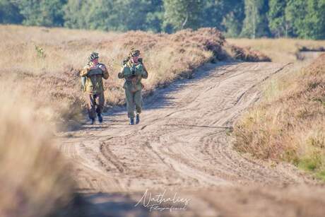 De paratroopers onderweg terug