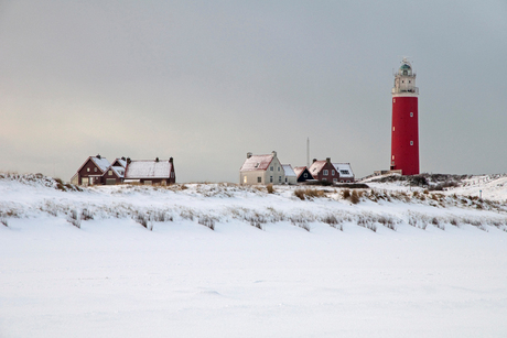 Texel, vuurtoren in de sneeuw