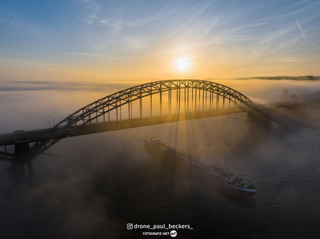 Een zonspektakel in de mist.