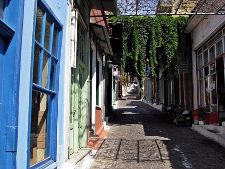 Een rustig en zonnig straatje op Lesbos