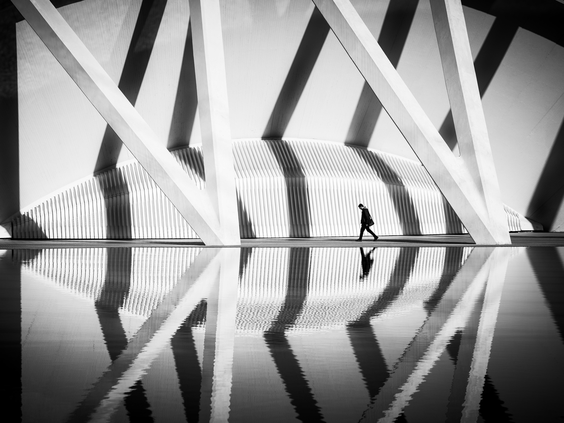 Reflection has a memory - straatfotografie is waar ik mijn hart het meest aan verloren ben, en dat doe ik nog liefst in mooie architecturale kaders, waarbij de architect Santi - foto door bulke op 12-09-2019 - deze foto bevat: man, licht, structuur, architectuur, spiegeling, reflectie, schaduw, zwartwit, plein, straatfotografie, wedstrijd, calatrava
