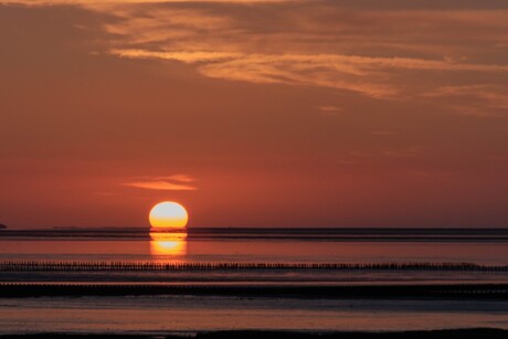 Ondergaande zon bij de Wadden