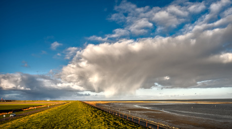 Regenbui boven de Noordzee