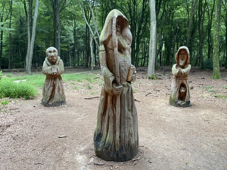3 monniken van hout in het bos
