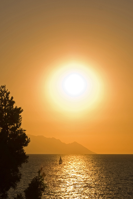 zeilschip bij ondergaande zon