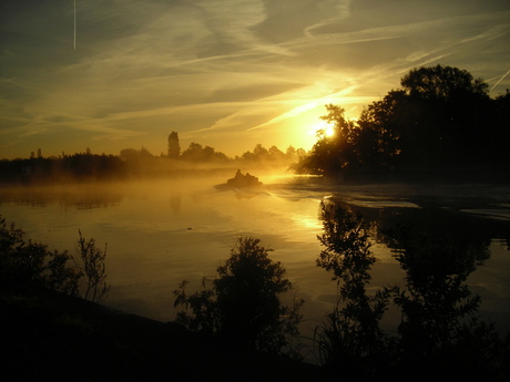 Zonsopgang boven water