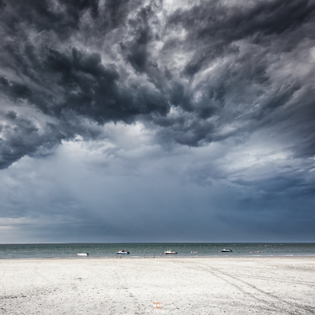 Dreigende wolken boven de Waddenzee.