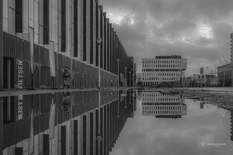 Water reflectie in zwart wit straatbeeld 