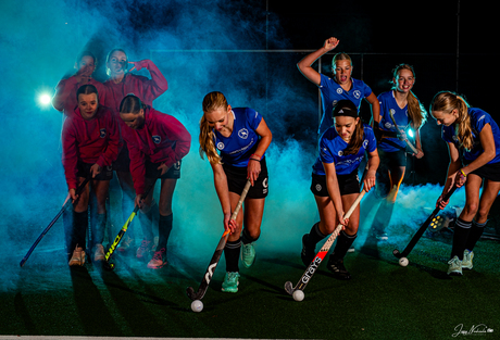 Fotoshoot hockeymeiden met rook en gekleurde lichten 