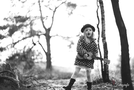 Het ukulele-meisje in de bossen