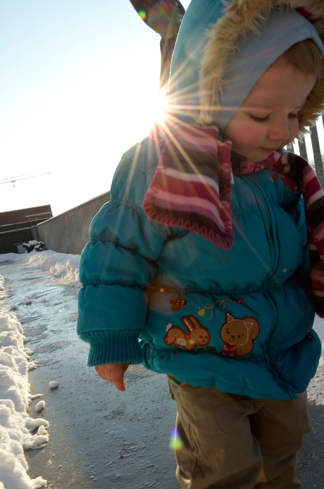 Sneeuw op het balkon onder een felle zon