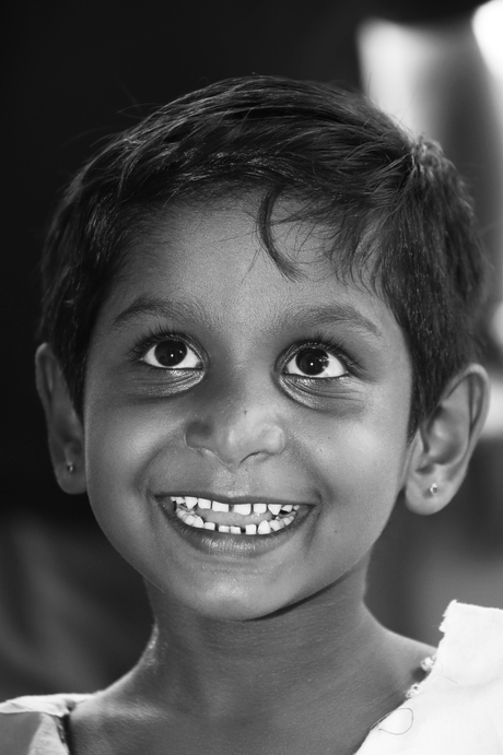 Stralend. Portret van ons sponsorkind in SriLanka.