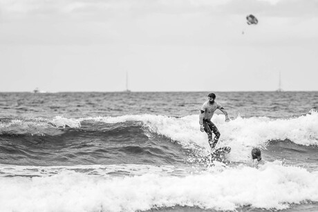 Surfing black & white