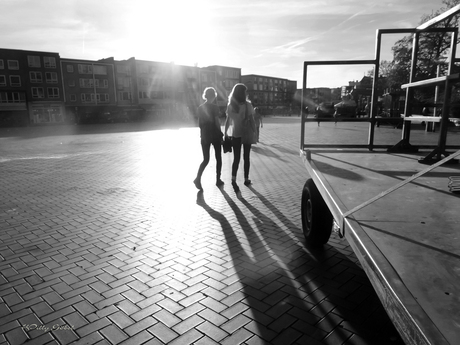 Twee meisjes in een spotlight