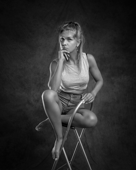 Zwart wit portret M. op krukje