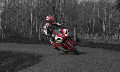 Motorrijder in actie.