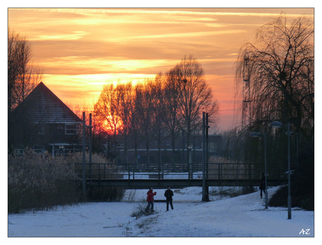 tot zonsondergang spelen in de sneeuw