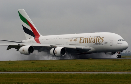 A380 landing bij regenval