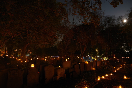 Lichtjes avond op oude begraafplaats.